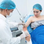 Prosedur perawatan bekas luka keloid sedang dilakukan di SinClair.Pelanggan ditangani dengan tek